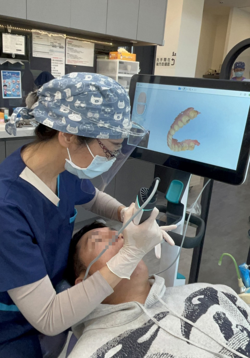 黃汝萍醫師操作新一代口掃機。(圖/澄心美學牙醫提供)