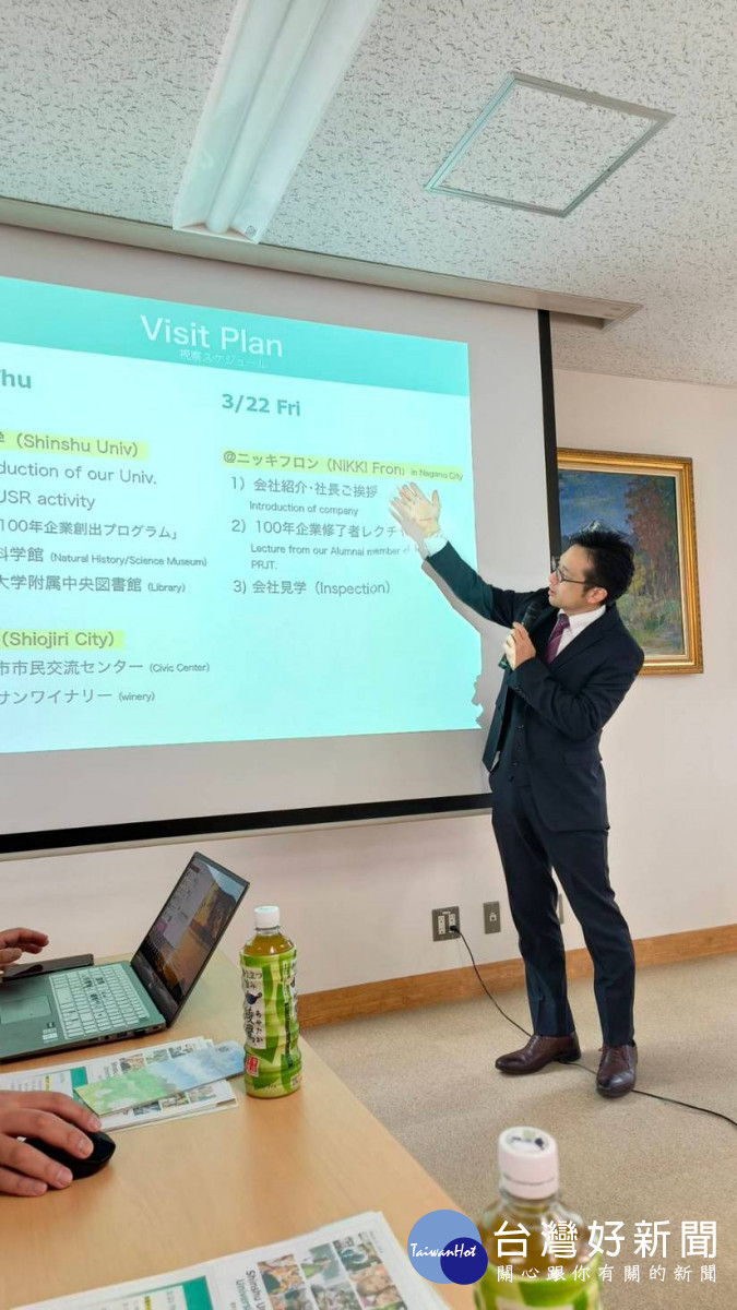 信州大學林靖人副校長簡要介紹信州100年企業學程，以及將參訪的日本百年企業Nikki Fron（圖/暨大提供）<br /><br /> <br /><br /> 