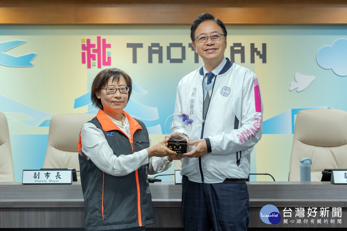 桃園市政府工務局獲內政部頒獎肯定,於市政會議中進行獻獎。