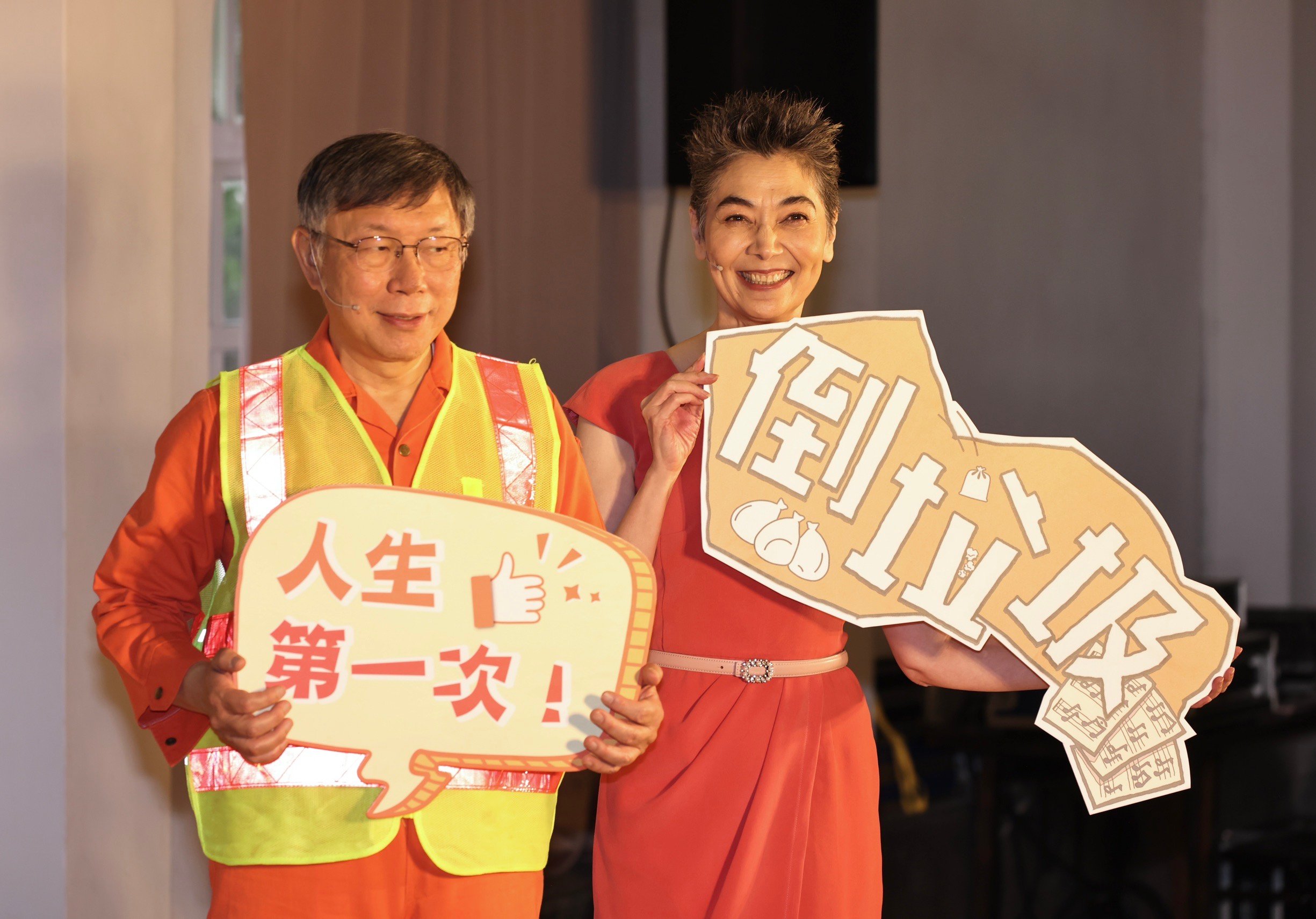 柯文哲27日出席音樂劇「倒垃圾」記者會,會後受訪。林啟弘攝