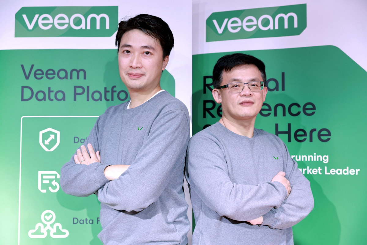 圖左至右為 Veeam 香港、澳門及台灣區域副總裁陳超成Veeam 台灣區總經理黃承彬