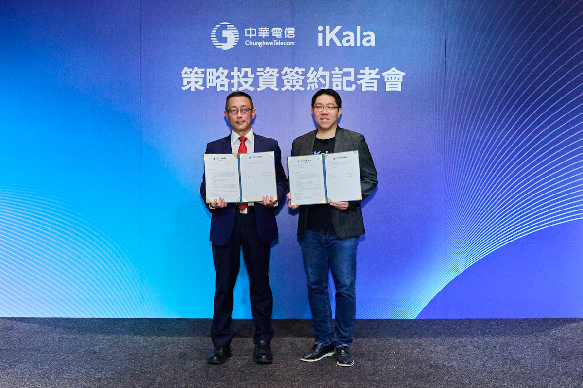 【新聞照片一】中華電信企業客戶分公司總經理張本元、ikala共同創辦人暨執行長程世嘉於策略投資簽約記者會合影 Edited