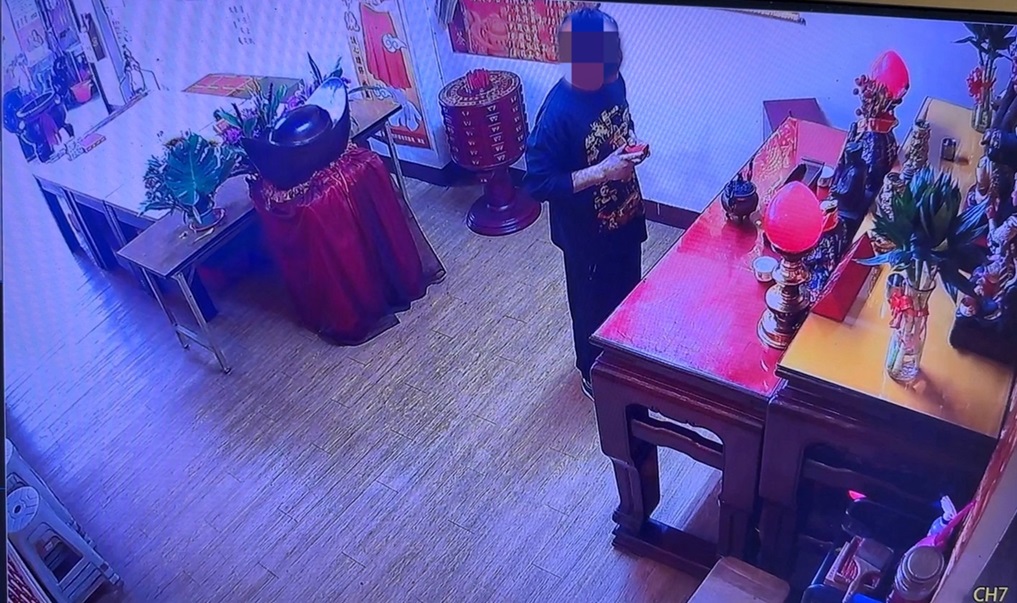 ▲圖說:曾姓竊嫌假裝燒香擲筊,趁四下無人時偷取香油錢 (圖/台中市政府提供)