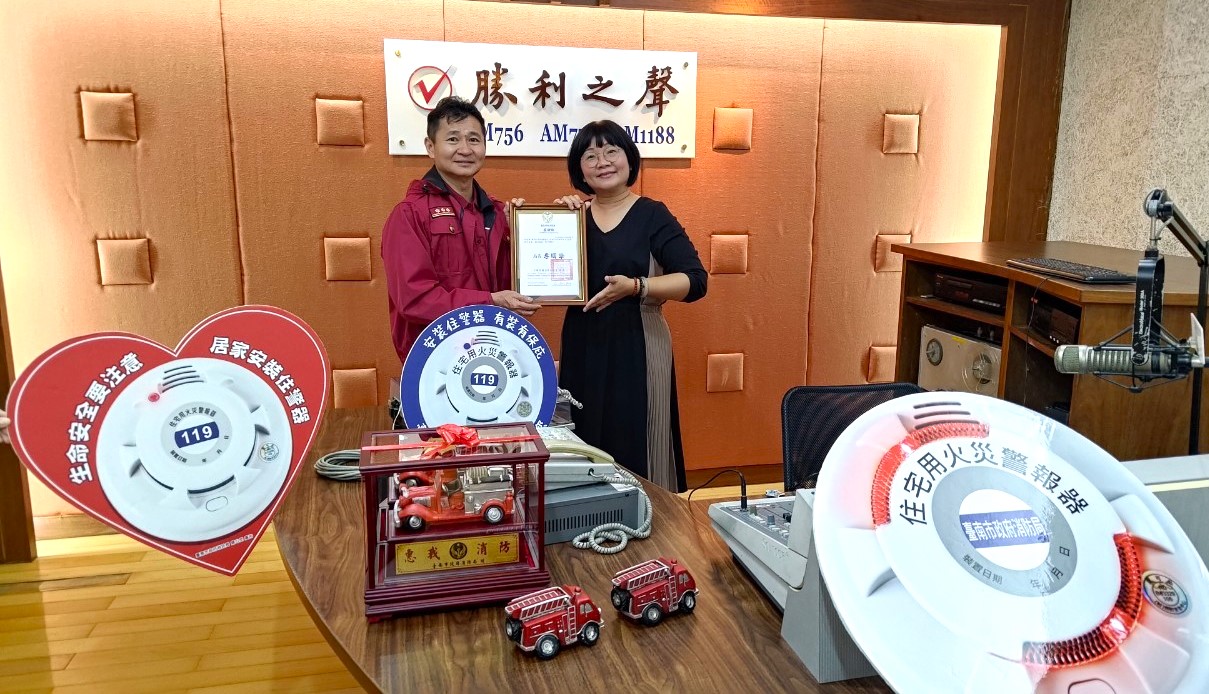 ▲台南市政府消防局與勝利電台關心防火宣導議題，共同錄製防火宣導節目公益播報。（圖／南市消防局提供）