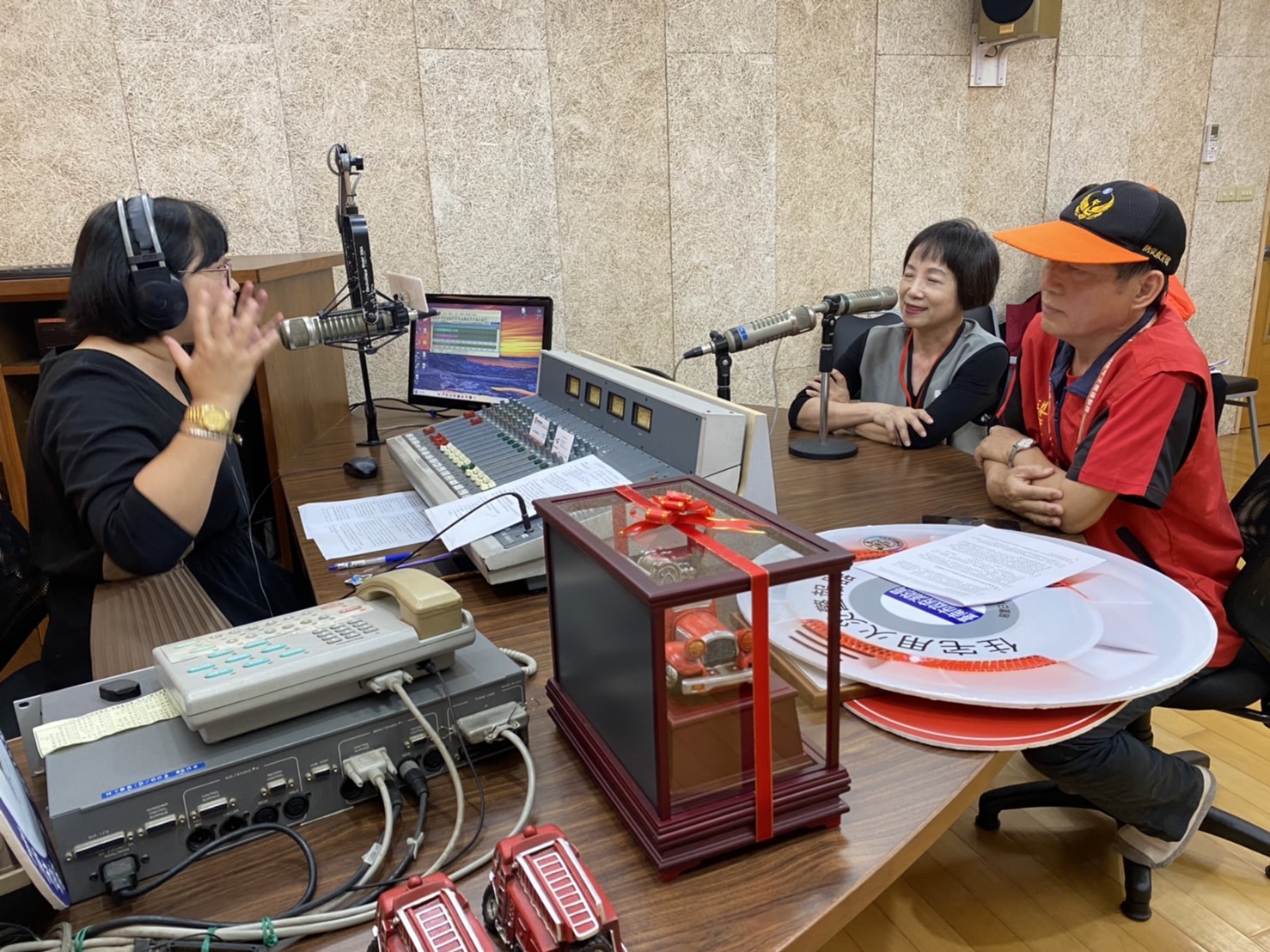 ▲台南市政府消防局與勝利電台關心防火宣導議題，共同錄製防火宣導節目公益播報。（圖／南市消防局提供）