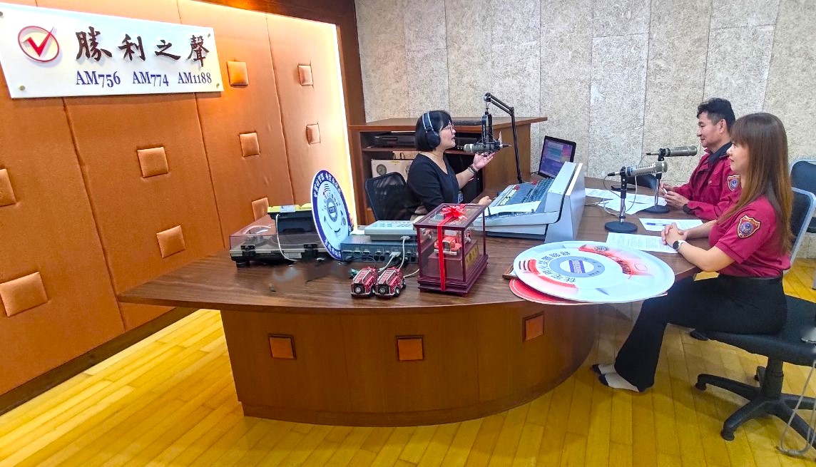 ▲台南市政府消防局與勝利電台關心防火宣導議題，共同錄製防火宣導節目公益播報。（圖／南市消防局提供）