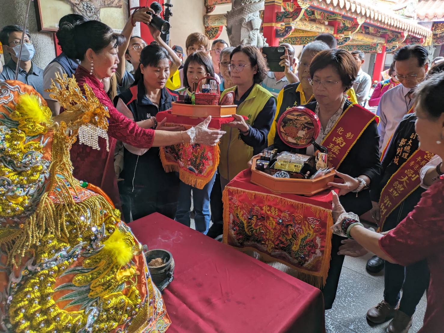 ▲彰化南瑤宮笨港進香「百年徒步古香路之行」，彰化縣長王惠美、彰化市長林世賢夫人高德耘等人恭謹地為媽祖換穿龍袍，神聖溫馨儀式原汁原味呈現。（記者張溎壕翻攝）