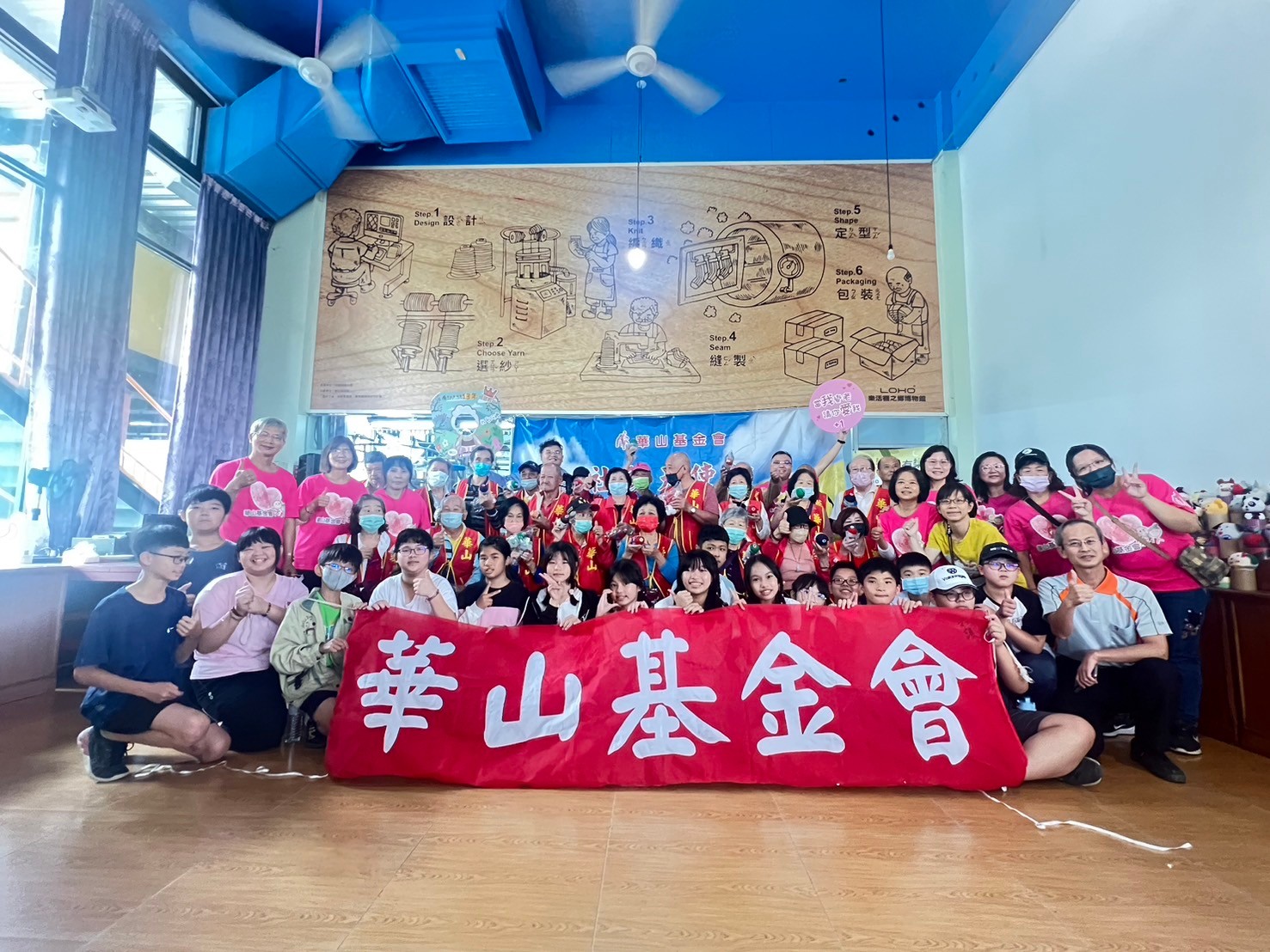 ▲華山基金會社頭天使站舉辦「一日兒孫 樂活守護」活動，吸引了朝興國小的孩子、樂活襪之鄉博物館的義工以及老年朋友們共同參與。（記者張溎壕攝）