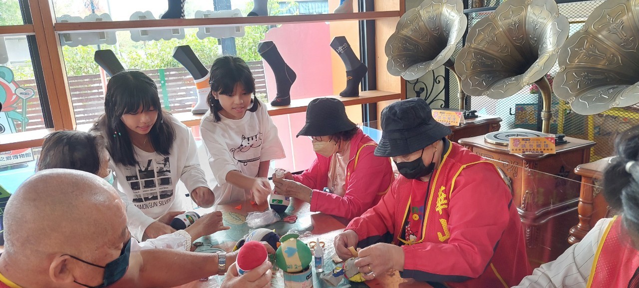 ▲華山基金會社頭天使站舉辦「一日兒孫 樂活守護」活動，吸引了朝興國小的孩子、樂活襪之鄉博物館的義工以及老年朋友們共同參與。（記者張溎壕攝）
