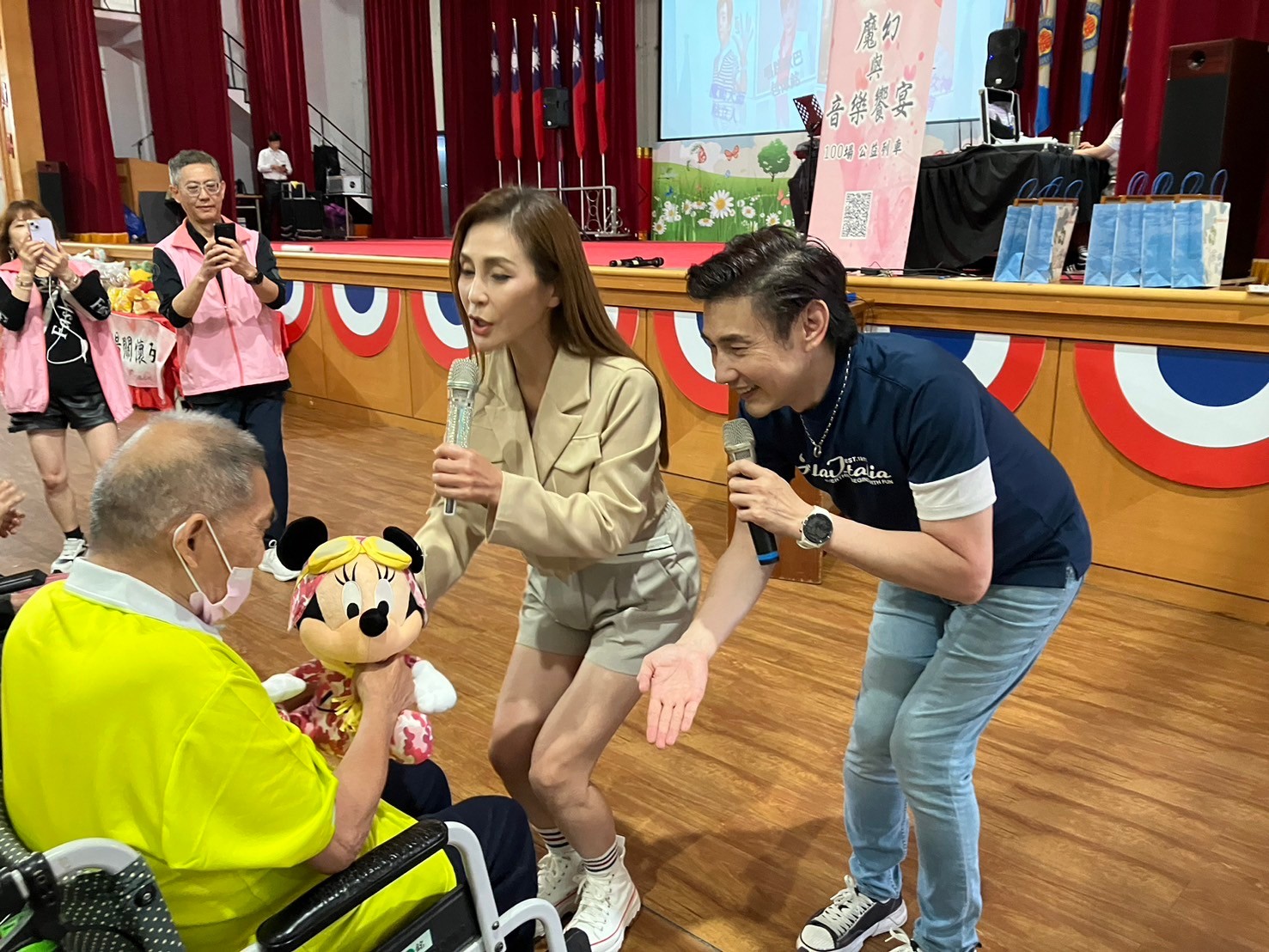 ▲由魔術大師粘立人所發起的「魔幻與音樂饗宴」關懷列車開進中彰榮家,演藝人員們用最真摯的表演和熱情的互動,為長輩們帶來歡樂與溫暖。(記者張溎壕攝)