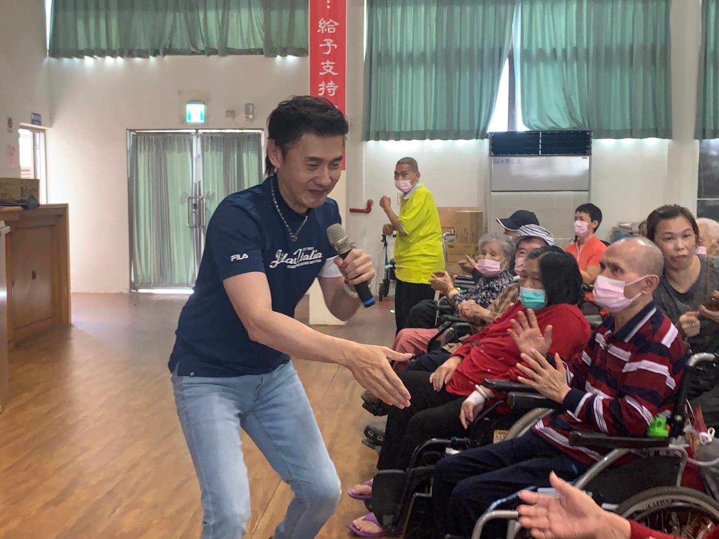 ▲由魔術大師粘立人所發起的「魔幻與音樂饗宴」關懷列車開進中彰榮家，演藝人員們用最真摯的表演和熱情的互動，為長輩們帶來歡樂與溫暖。（記者張溎壕攝）