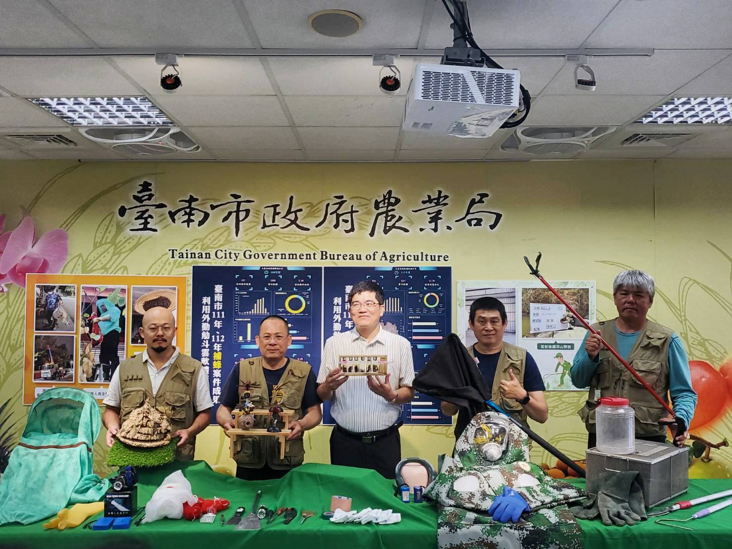 ▲台南市農業局捕蜂抓蛇業務已委託單一廠商專責處理,全年無休。(圖/農業局提供)