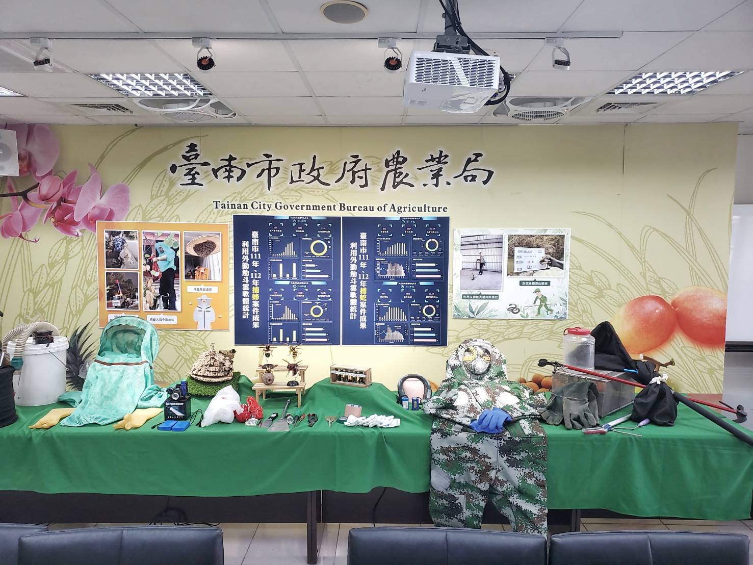 ▲台南市捕蜂抓蛇為民服務從業人員展現成果。（圖／農業局提供）