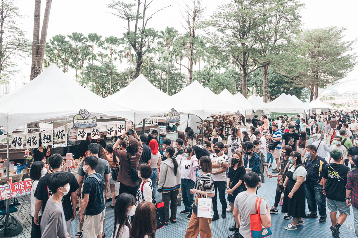 ▲寵物市集每日中午12點開張，夢時代集結超過50家攤位，嚴選符合寵物主題之鮮食、手作零食、似顏繪、寵物服飾等玲瑯滿目的攤商。（圖/資料照夢時代提供）