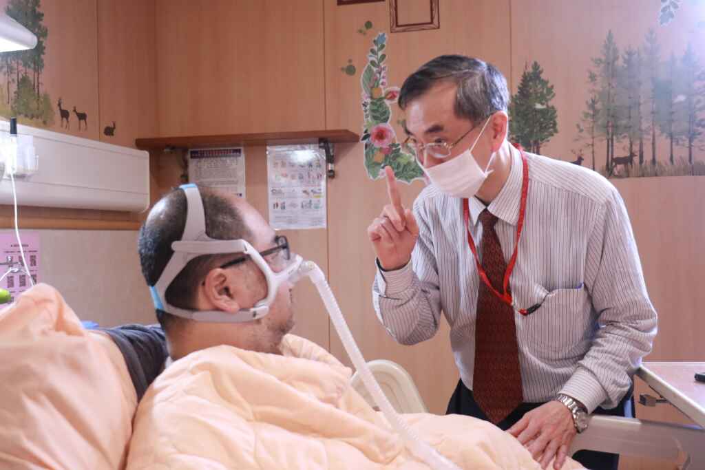 ▲臺灣腦庫代表人臺大醫院醫師謝松蒼(右)親自向黃鼎承(左)道謝,表示他的大愛會深刻影響腦神經疾病診斷,並帶來治療的成就。(台中慈濟醫院提供)