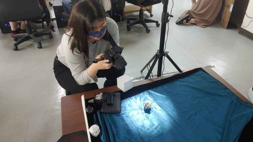 ▲學員參加文創數位影音創作實戰班學習攝影技巧。(中彰投分署提供)