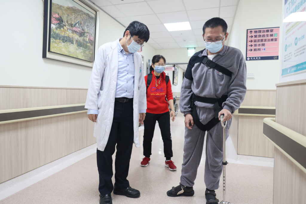 ▲張姓中風患者努力復健，終於重新站起來。（員林常春醫院提供）