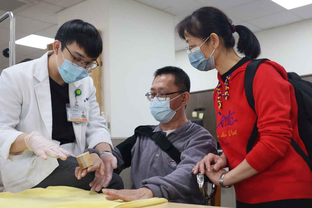 ▲張姓患者每天要花半天時間復健，張妻也全程陪同。（員林常春醫院提供）