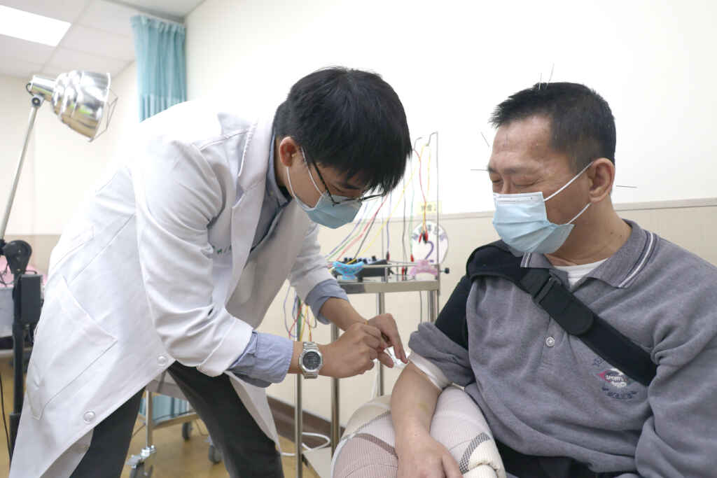 ▲張姓患者同步進行中醫針灸治療。（員林常春醫院提供）