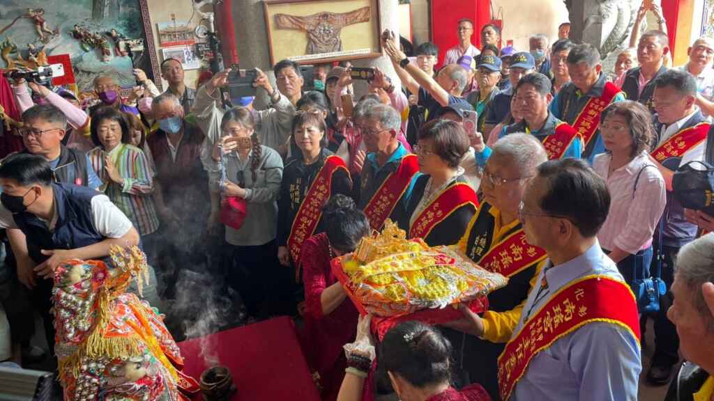 ▲彰化南瑤宮甲辰年笨港進香活動,為期8天7夜,今天上午在北港朝天宮會香,於嘉義笨港天后宮開臺祖家媽進行「換龍袍儀式」。(記者林明佑翻攝)