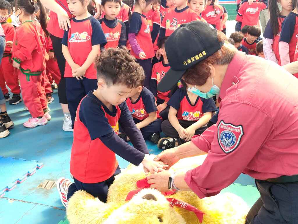 ▲「災防教育,向下紮根」,以寓教於樂的方式,讓幼兒園小朋友體驗中學習自救救人及保障生命安全。(苗栗縣政府提供)