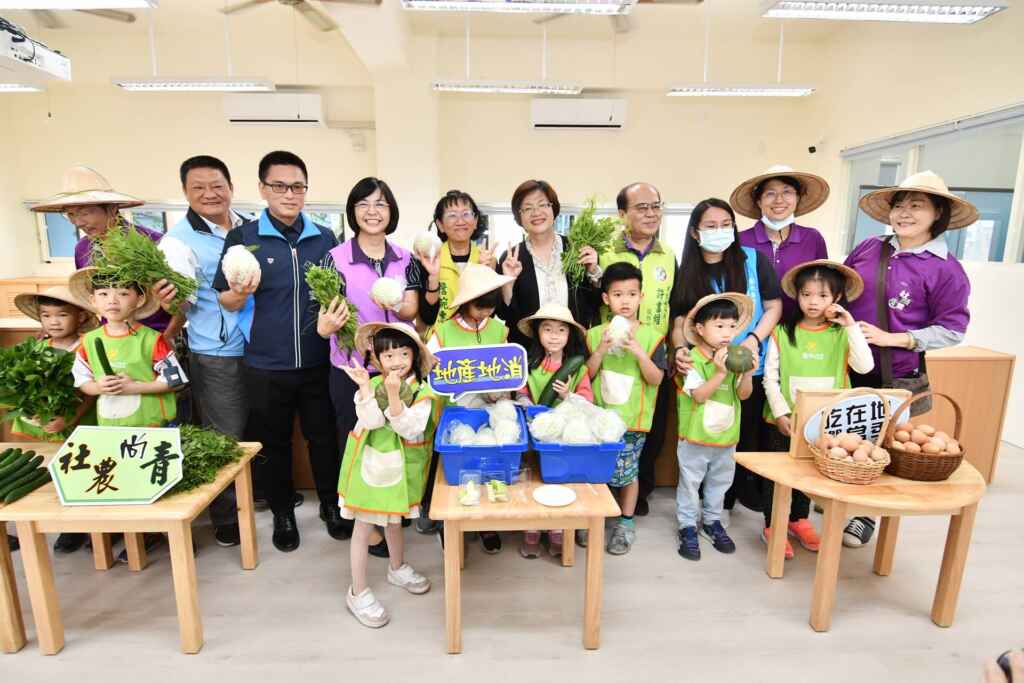 ▲彰化縣今天兩所非營利幼兒園「社頭舊社」及「二林廣興」聯合正式揭牌，縣長王惠美期盼提供家長們普及、平價的友善育兒環境，讓家長能安心生、放心養。（彰化縣政府提供）