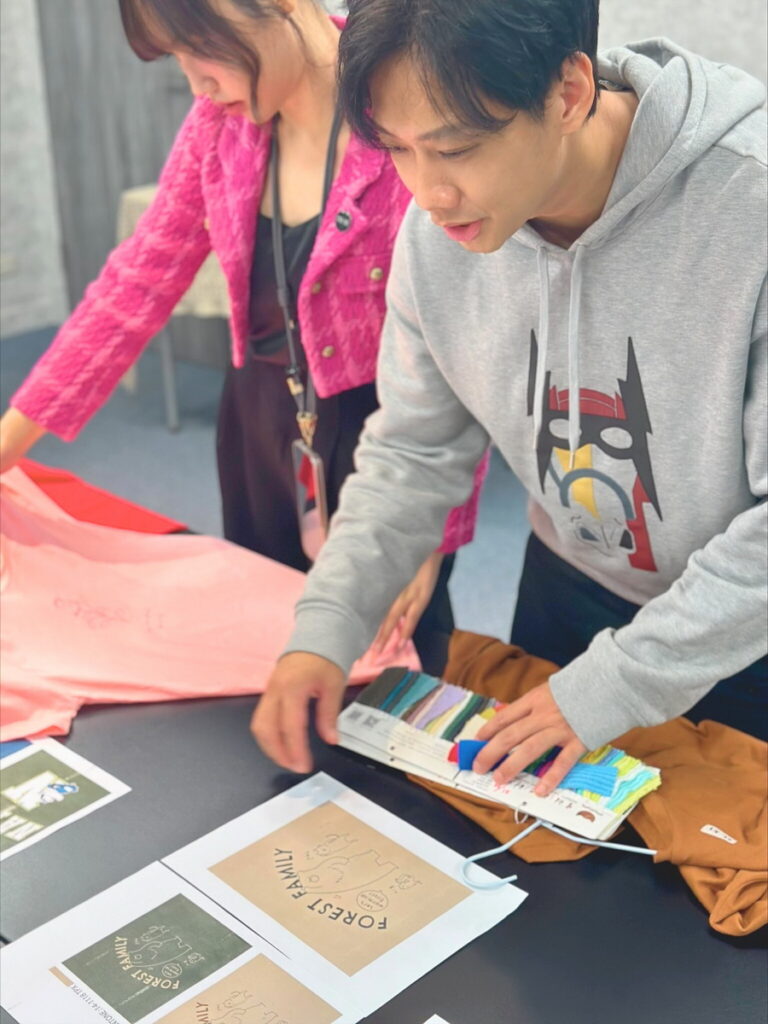 從挑選版型到印花設計親力親為，不放過任何細節