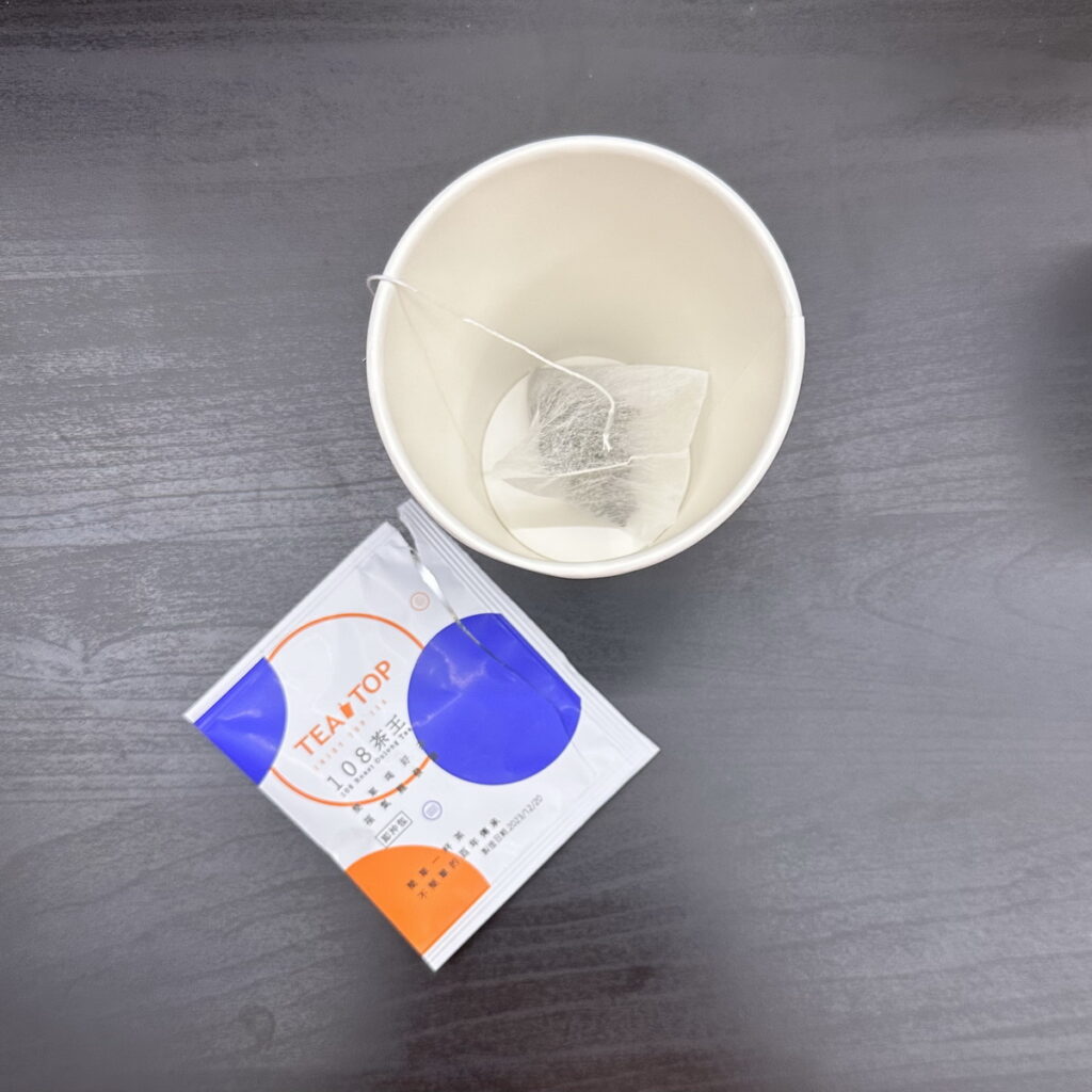 「空氣茶香杯」是將空杯裝入108茶王的三角立體茶包後封杯,讓消費者能自行撕開,隨時沖泡出茶香的體驗樂趣。