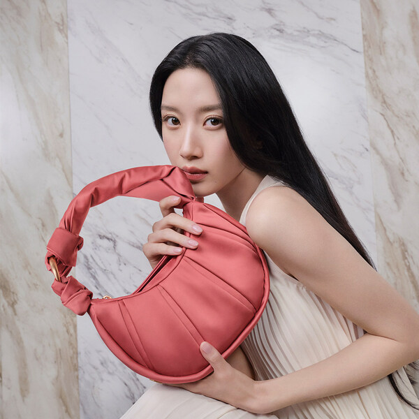 TUMI 推出女裝 ASRA 系列,並邀請新任全球品牌大使文佳煐擔任代言人