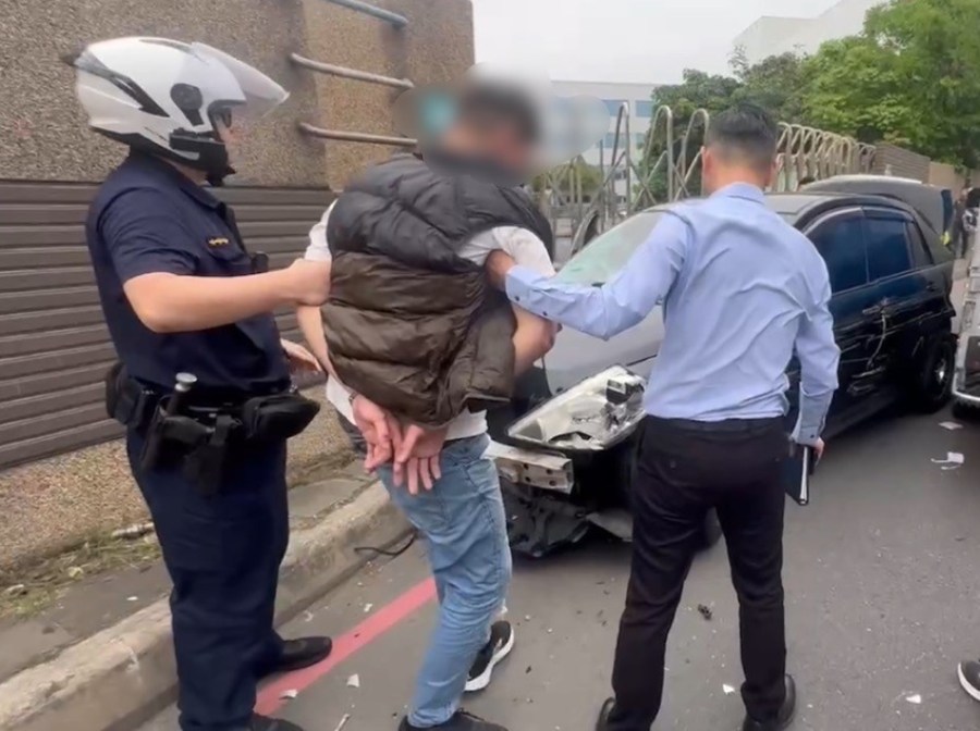 停等紅燈抓詐欺車手 39歲男竟開車衝撞警連開7槍逮人 212 cnews204240327a09