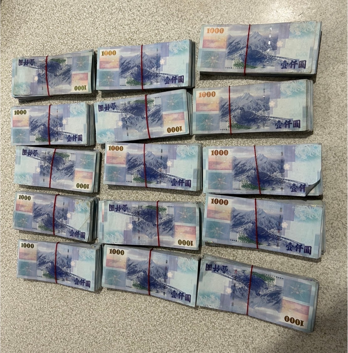 林口分局拘捕了涉案嫌疑人，並查獲了大量證據，包括150萬元現金、手機和假名牌等。（記者黃荷琇 翻攝）