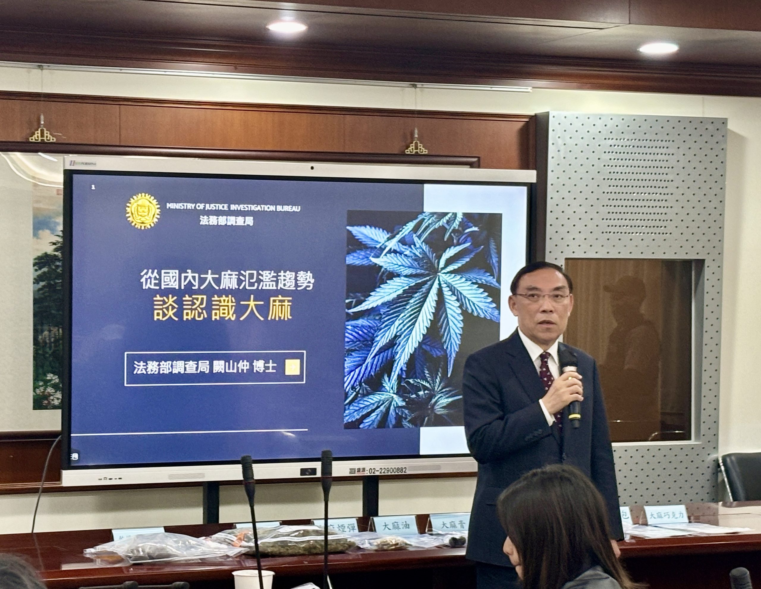 法務部長蔡清祥強調,大麻仍被列為二級毒品,除持續加強查緝,並呼籲國人吳耀以身試毒。(記者張欽翻攝)