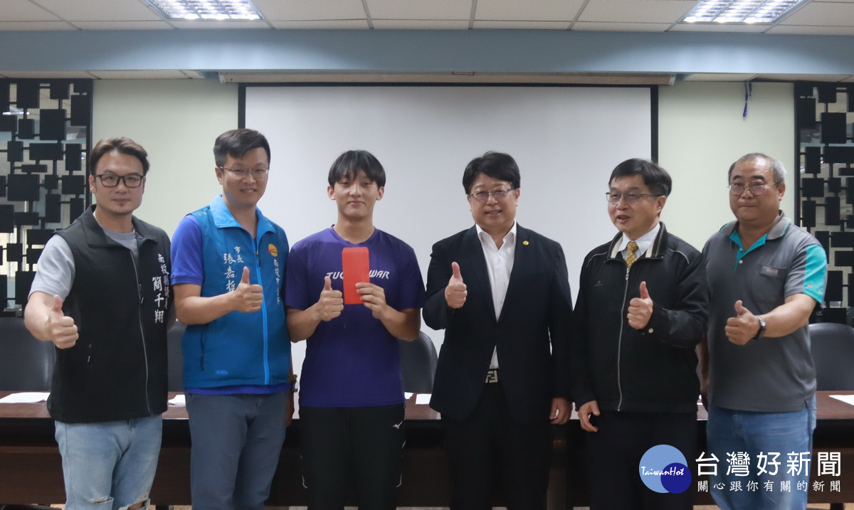 拔河隊長池佑恩代表領獎。(記者扶小萍攝)