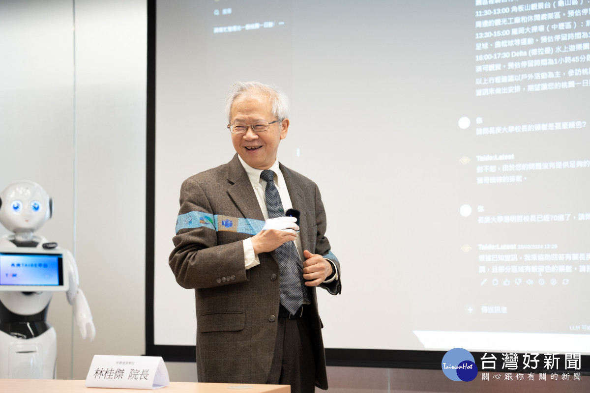 湯明哲校長在啟動儀式後與「長庚TAIDE」對話,很滿意它的表現