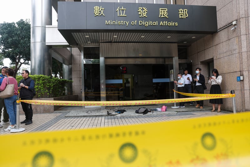 數位發展部28日早上遭人開3槍,大門玻璃碎滿地。中央社