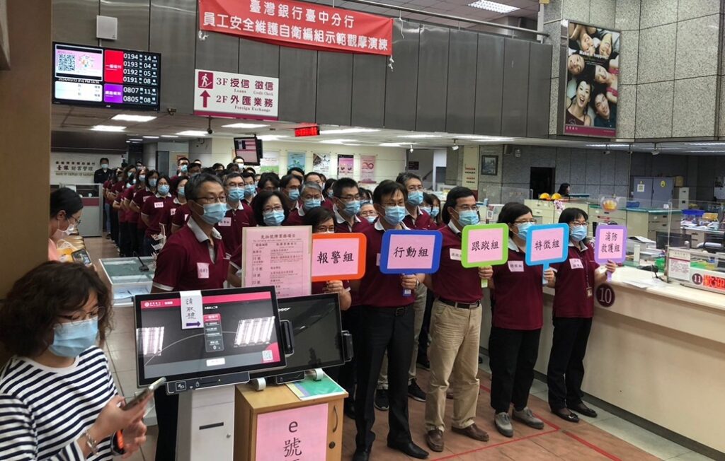 ▲圖說:中警第一分局員警於台銀台中分行進行防搶阻詐宣導 (圖/台中市政府提供)