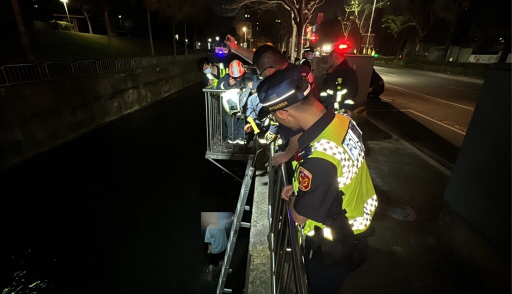 ▲圖說:消防隊接獲員警通知,火速到場評估周邊環境 (圖/台中市政府提供)