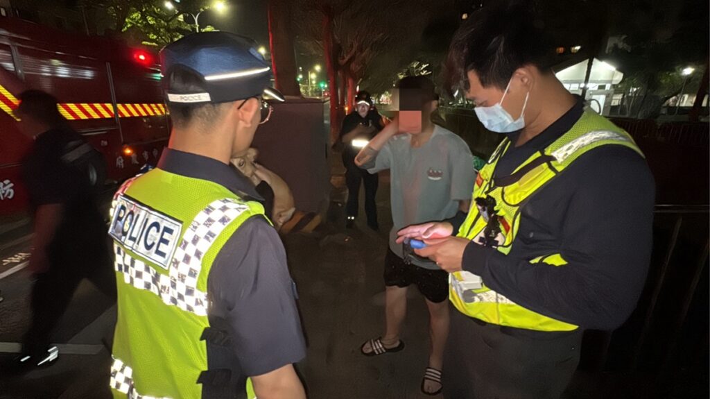▲圖說:大批警消動員,終於將王男從3米深的公園大排水溝拉上岸 (圖/台中市政府提供)