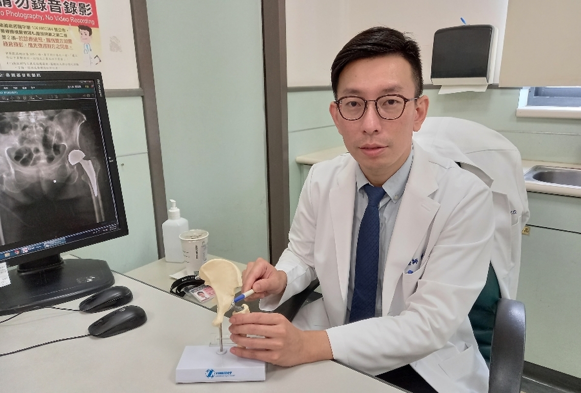 助高齡近百歲阿嬤 勇腳爬五樓 嘉基新引進專用腳架 輔助正前開微創人工髖關節置換術
