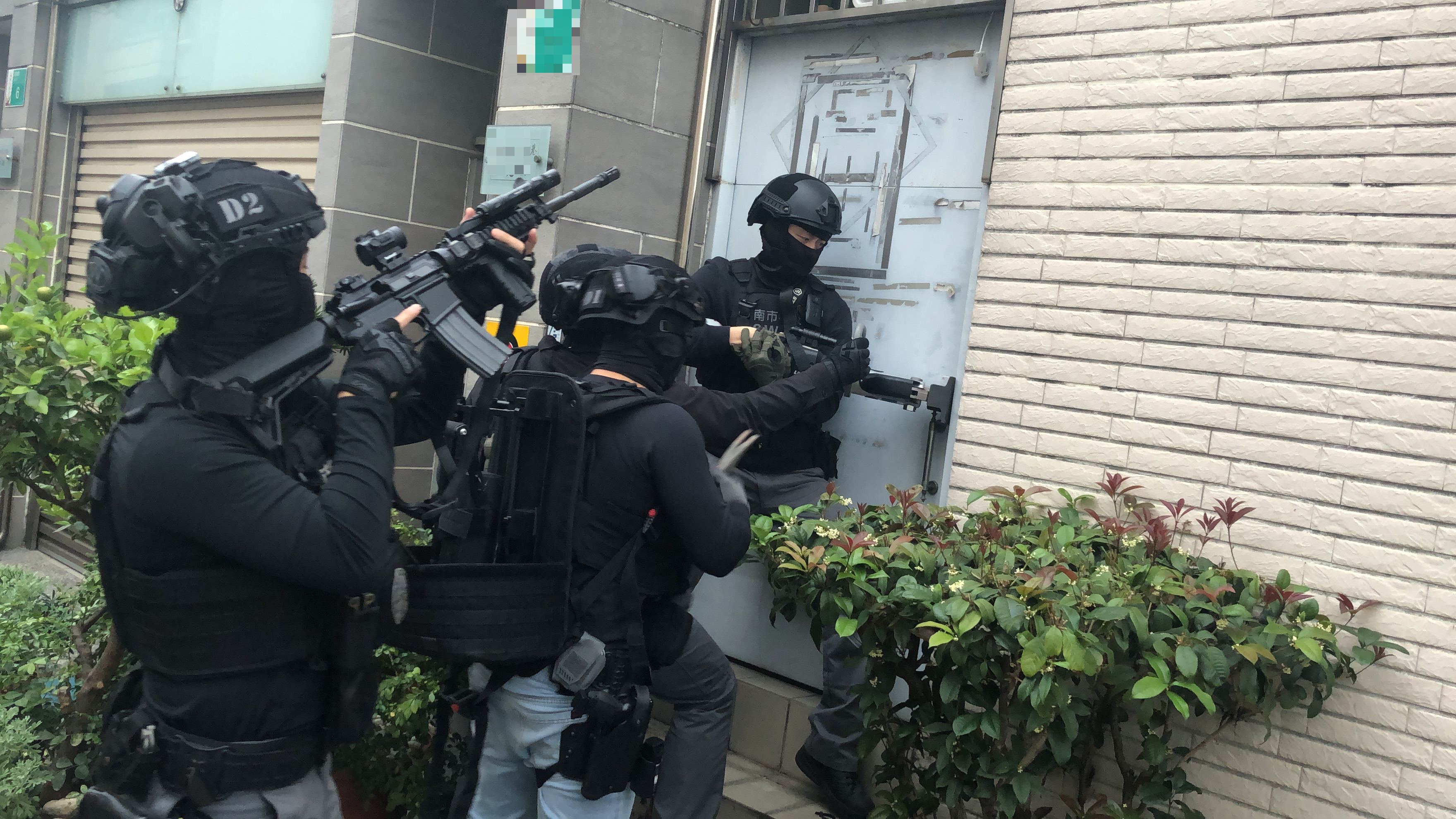 ▲台南市政府警察局為淨化治安與壓制黑道幫派氣焰,執行威力掃蕩,2個月共檢肅暴力討債集團治平對象7人、成員48人,合計55人到案。(圖/記者陳彥霖翻攝)
