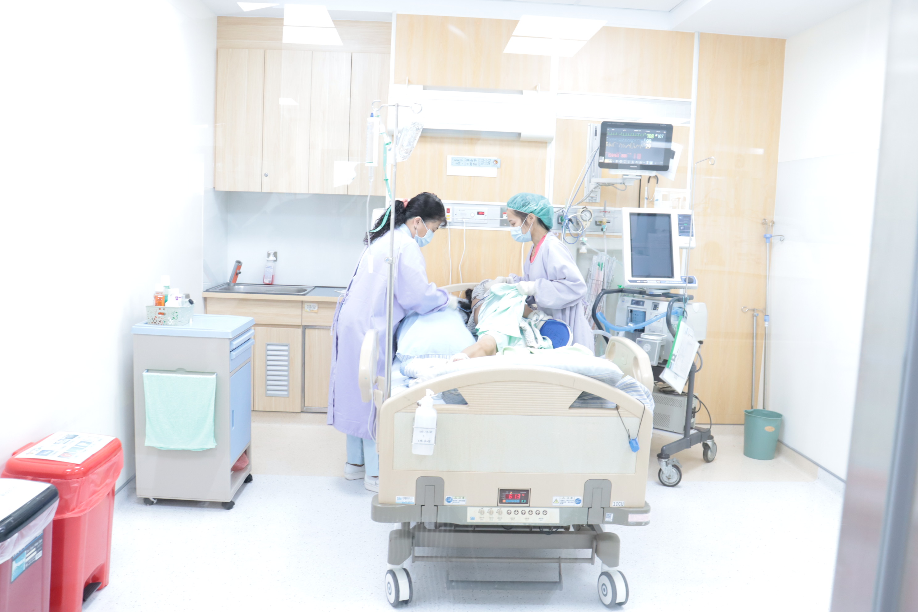 ▲1名林姓女子到衛福部彰化醫院進行職前健檢，不料她在批掛櫃台前無預警倒下，且停止呼吸心跳，幸經急診人員及時救回一命。（彰化醫院提供）