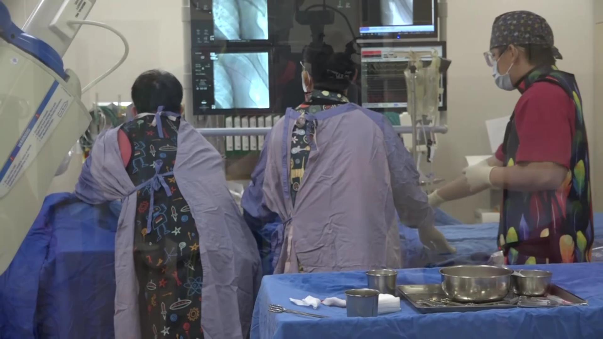 ▲1名林姓女子到衛福部彰化醫院進行職前健檢，不料她在批掛櫃台前無預警倒下，且停止呼吸心跳，幸經急診人員及時救回一命。（彰化醫院提供）