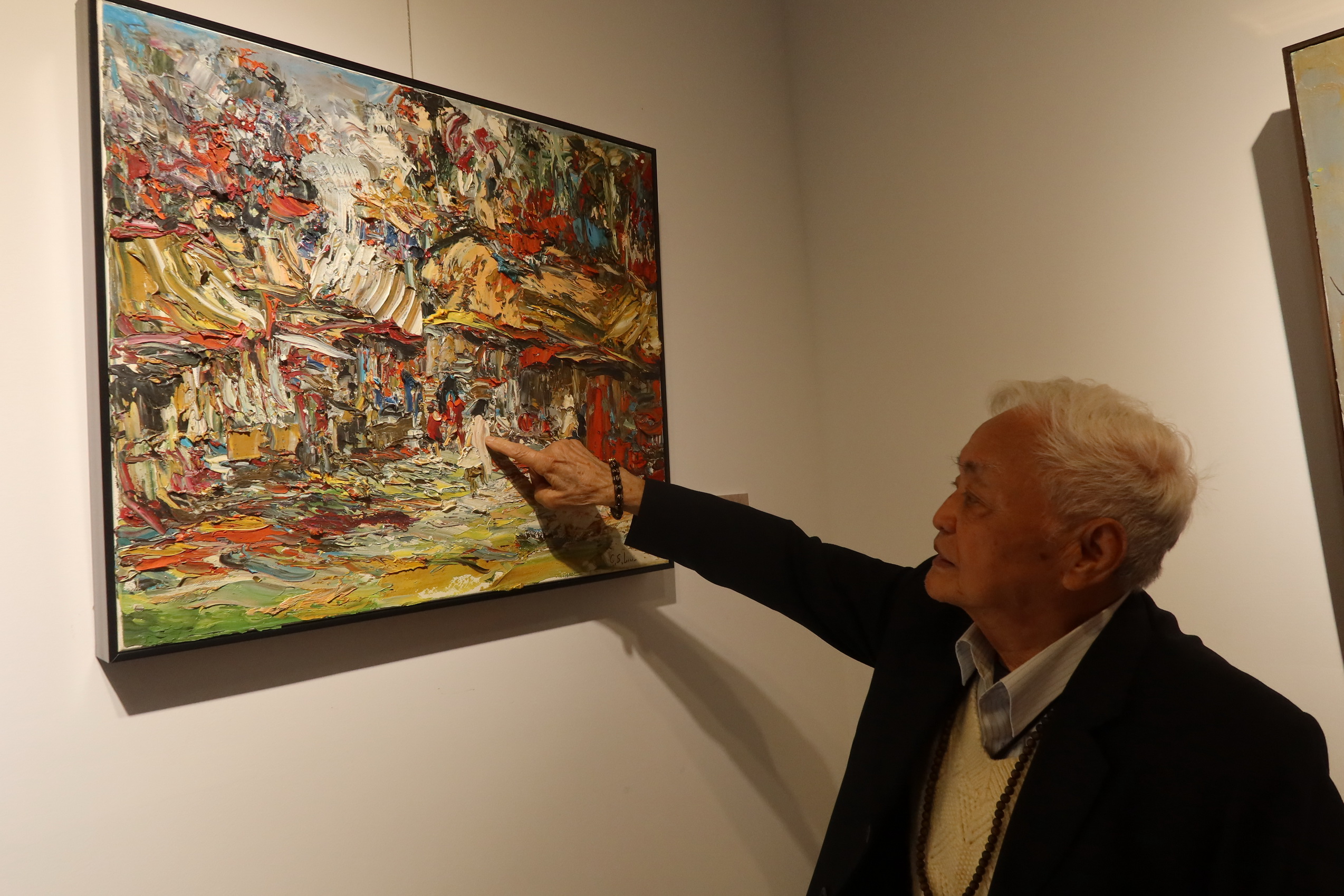 ▲彰化生活美學館舉辦「愛心畫家柳清松作品回顧展」,柳清松以細膩兼具豪邁的繪畫技巧呈現鄉村景觀。(記者張溎壕攝)