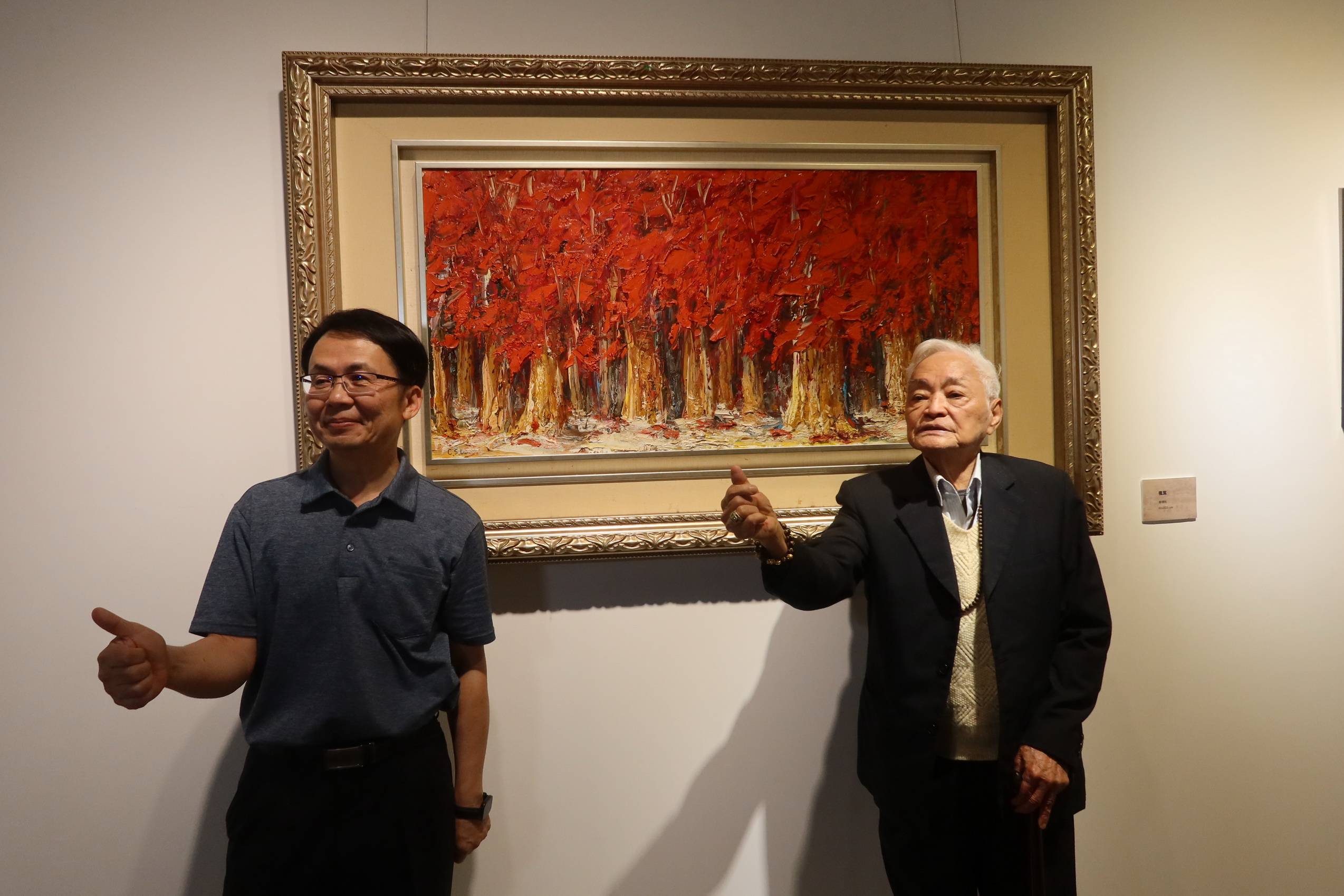 ▲彰化生活美學館舉辦「愛心畫家柳清松作品回顧展」，柳清松以細膩兼具豪邁的繪畫技巧呈現鄉村景觀。（記者張溎壕攝）