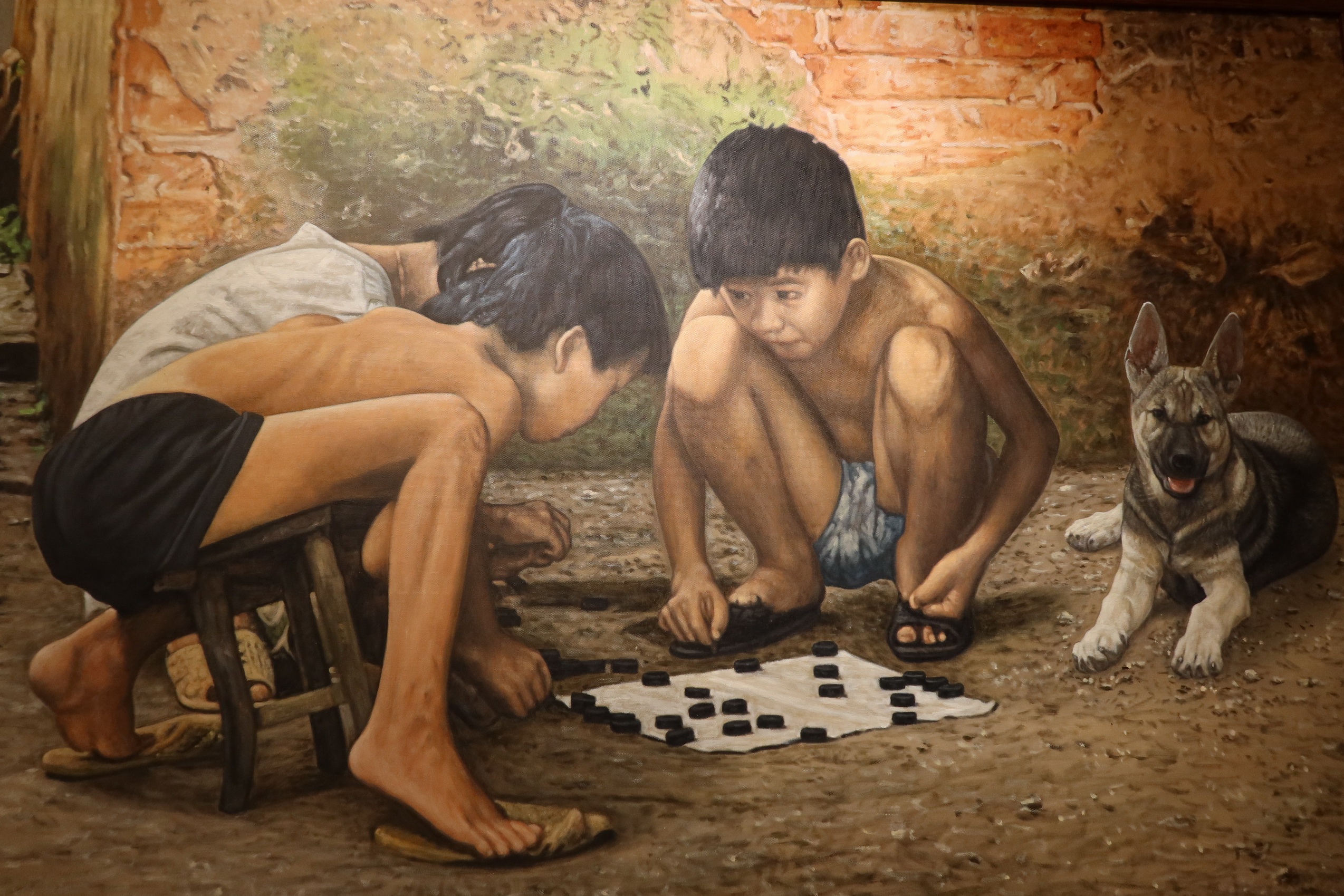 ▲彰化生活美學館舉辦「愛心畫家柳清松作品回顧展」，柳清松以細膩兼具豪邁的繪畫技巧呈現鄉村景觀。（記者張溎壕攝）