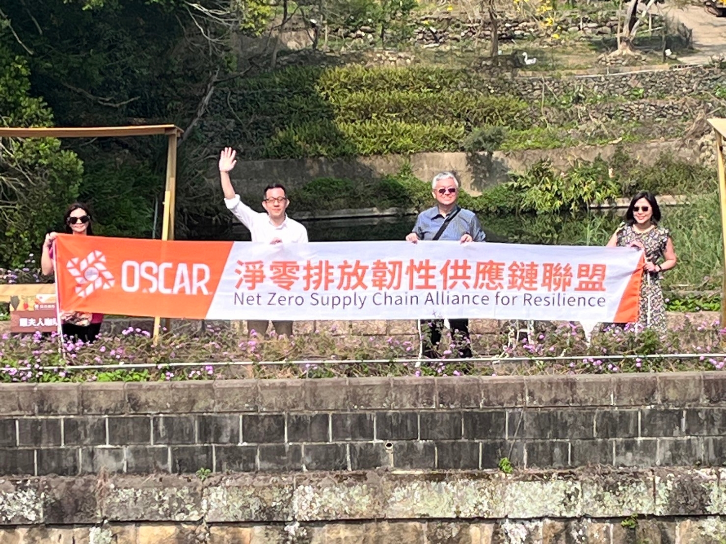 ▲ OSCAR秘書長陳鼎元(左三)率領成員在關西百年古橋留下合影。左至右：OSCAR成員Vivi、星和利執行長林冠年、Grace