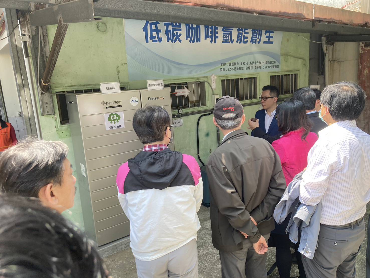 ▲ 星和利執行長林冠年為民眾解說ENE.FARM設備運作原理