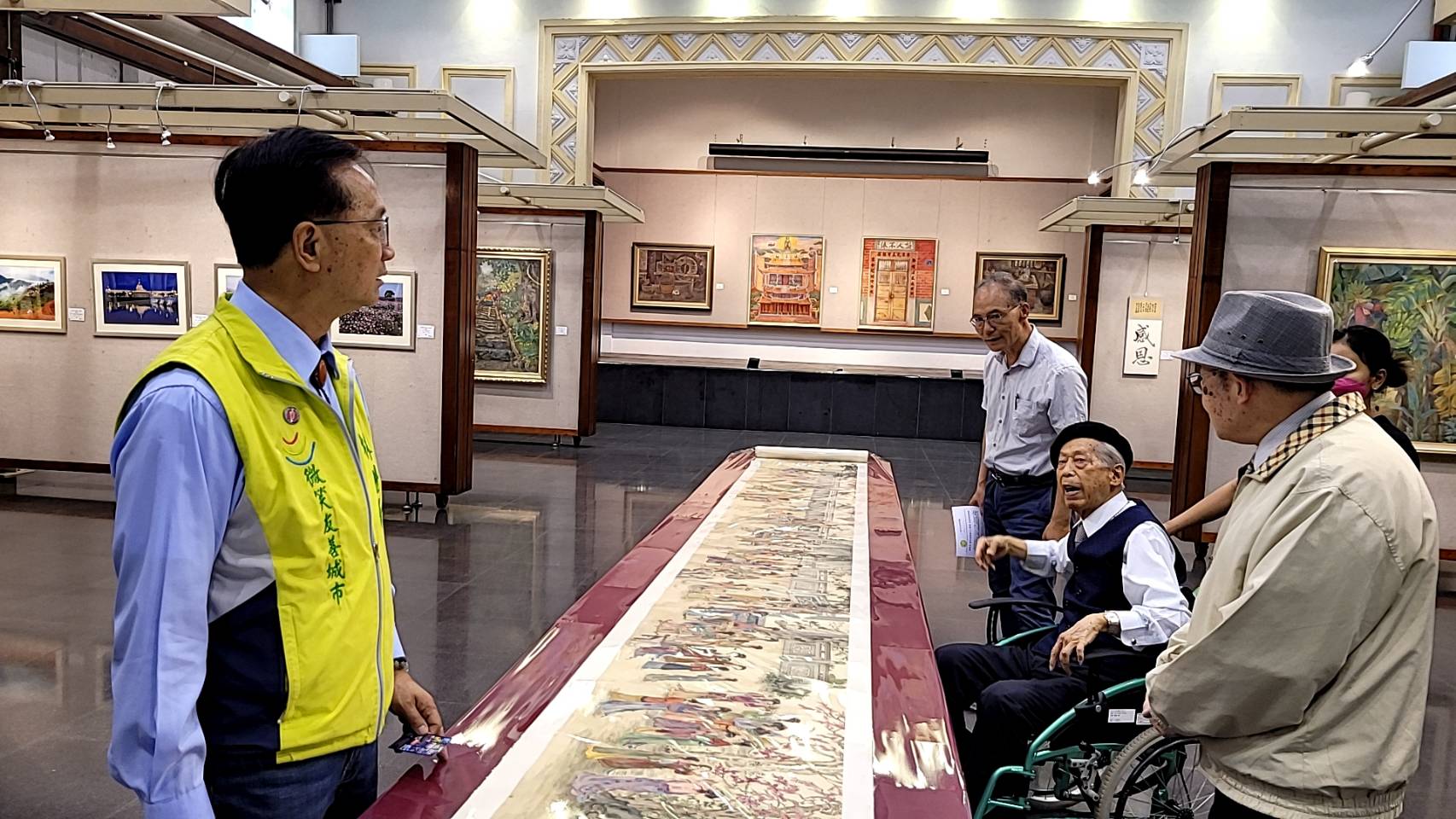 ▲彰化市藝術館展出了知名醫師畫家趙宗冠博士及其家族六人的作品， 92幅作品各展現其在藝術領域的造詣與風采。（記者張溎壕攝）
