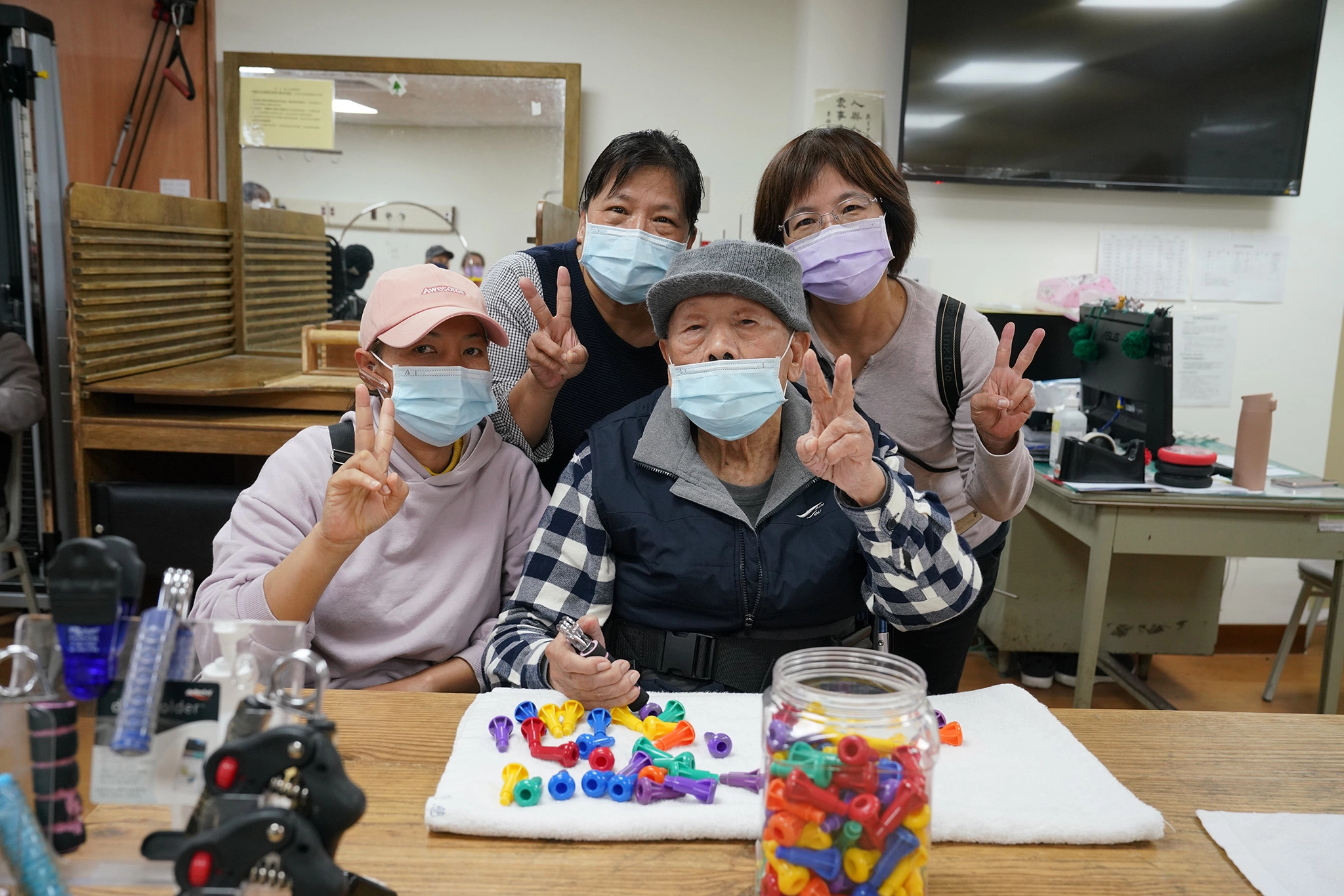 王先生(前排右)每次復健,外籍看護(前排左)與2個女兒都會陪伴一起復健。