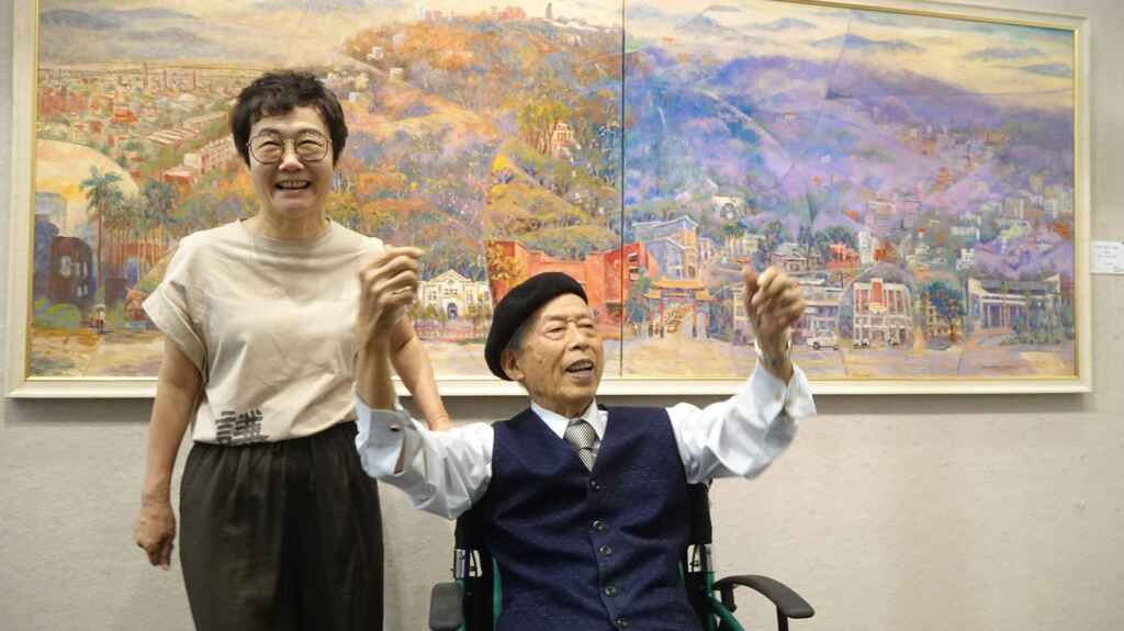 ▲醫師畫家趙宗冠夫婦將捐贈2幅畫作，其中「永恆的八卦山下春秋」贈予彰化市公所。（記者林明佑攝）